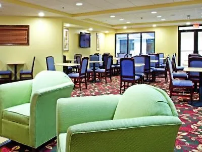 Hotel Holiday Inn Express Richmond Airport By Ihg Sandston